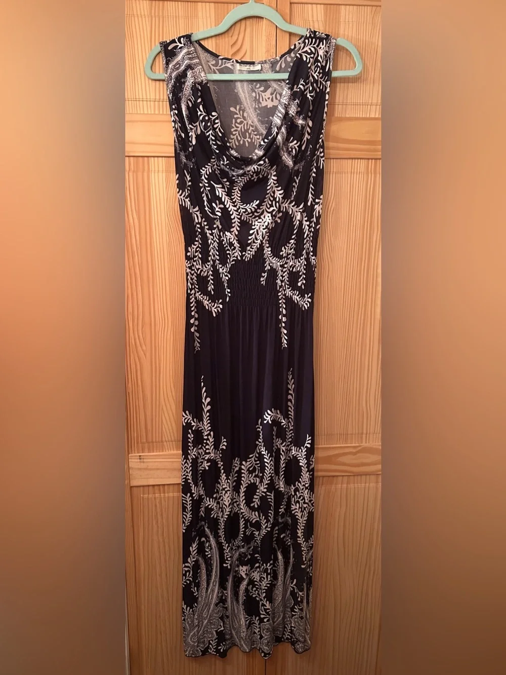 Elegant Black Maxi Dress with Cream Leaf Print - Picture 2 of 3